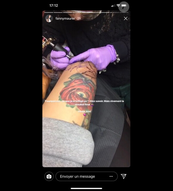 Fanny Maurer (Secret Story 6) se fait tatouer le genoux, le 15 janvier 2018.