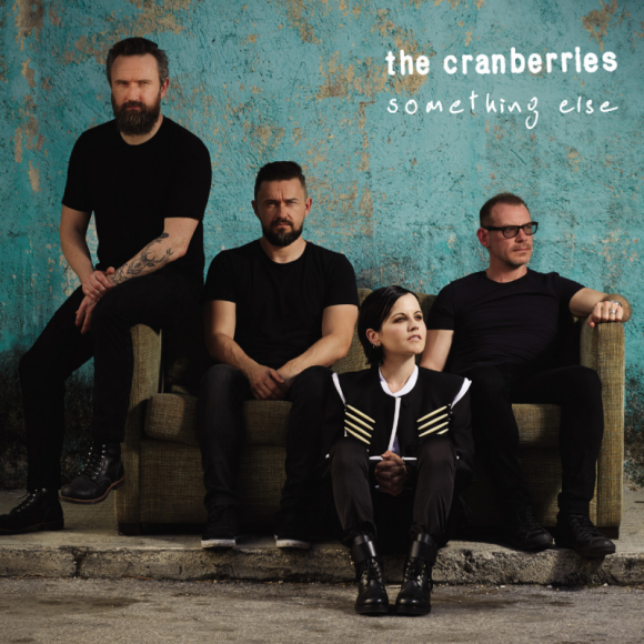 Dolores O'Riordan, les frères Noel et Mike Hogan et Fergal Lawler en photo pour la pochette de Something Else, le dernier album de The Cranberries, en 2017.
