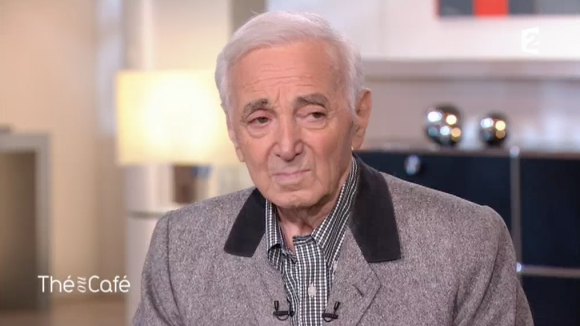 Charles Aznavour évoque Johnny Hallyday dans "Thé ou Café", présenté par Catherine Ceylac, sur France 2 le 14 janvier 2018.
