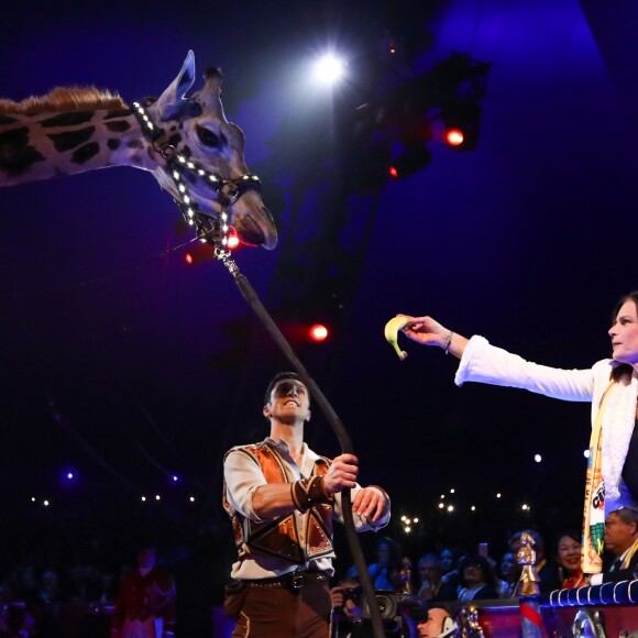 La princesse Stéphanie de Monaco donne une banane à la girafe de Jozsef Richter lors de la soirée d'ouverture du 42e Festival International du Cirque de Monte-Carlo le 16 janvier 2018. © Olivier Huitel/Pool/Bestimage