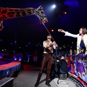 La princesse Stéphanie de Monaco donne une banane à la girafe de Jozsef Richter lors de la soirée d'ouverture du 42e Festival International du Cirque de Monte-Carlo le 16 janvier 2018. © Olivier Huitel/Pool/Bestimage