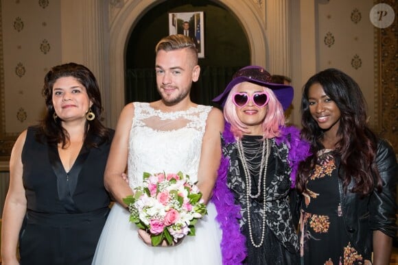 Exclusif - Raquel Garrido, Jeremstar, Lââm et Hapsatou Sy - Le blogeur Jeremstar (Jérémy Gisclon ) se marie avec lui même à la mairie du 1er arrondissement de Paris le 9 octobre 2017. La solo­ga­mie, c'est ce que prétend vivre Jerem­star, qui a décidé de s’auto-épou­ser. © Cyril Moreau/Bestimage