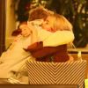 Exclusif - Justin Bieber et Selena Gomez se câlinent et s'embrassent sur la terrasse d'un restaurant après avoir assisté à une messe nocturne à Beverly Hills, le 30 novembre 2017