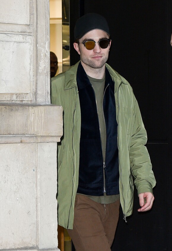 Robert Pattinson fait du shopping à la boutique Dior Homme à Paris le 19 janvier 2018.