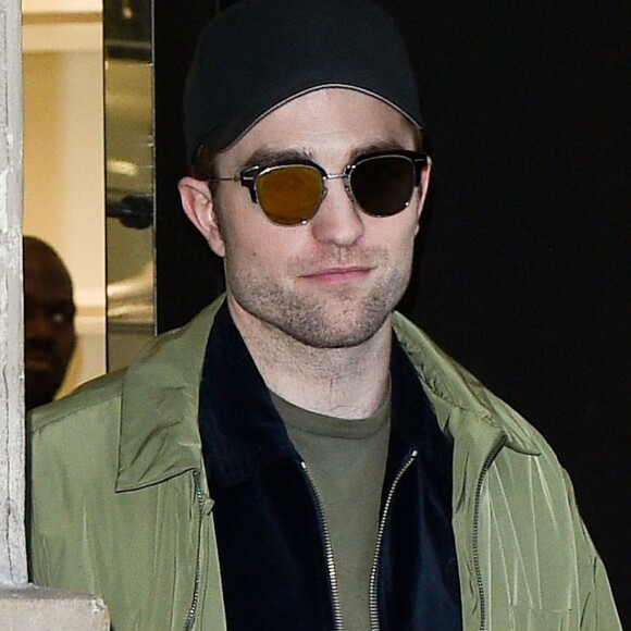 Robert Pattinson fait du shopping à la boutique Dior Homme à Paris le 19 janvier 2018.