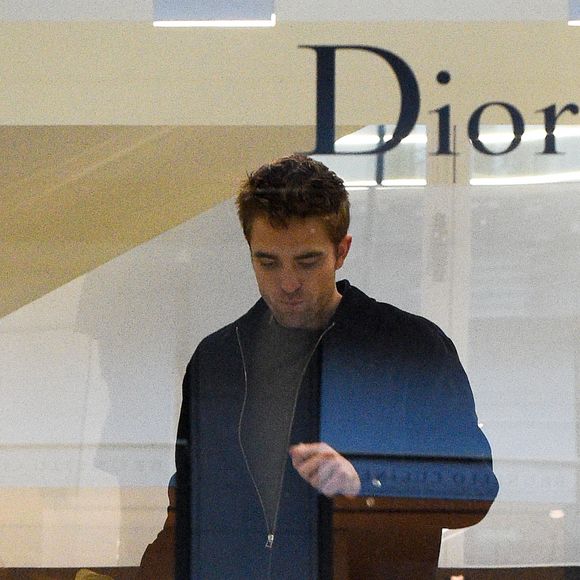 Robert Pattinson fait du shopping à la boutique Dior Homme à Paris le 19 janvier 2018.
