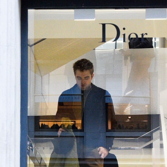 Robert Pattinson fait du shopping à la boutique Dior Homme à Paris le 19 janvier 2018.
