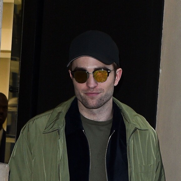 Robert Pattinson fait du shopping à la boutique Dior Homme à Paris le 19 janvier 2018.