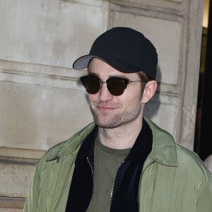 Robert Pattinson fait du shopping à la boutique Dior Homme à Paris le 19 janvier 2018.