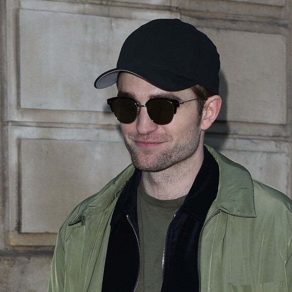 Robert Pattinson fait du shopping à la boutique Dior Homme à Paris le 19 janvier 2018.