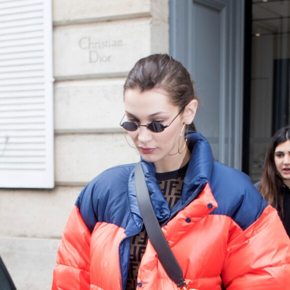 Bella Hadid sort de la maison Dior pour se rendre à la boutique Prada avenue Montaigne à Paris le 19 janvier 2018.