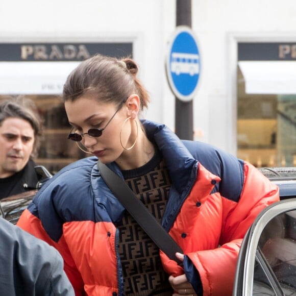 Bella Hadid sort de la maison Dior pour se rendre à la boutique Prada avenue Montaigne à Paris le 19 janvier 2018.