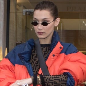 Bella Hadid sort de la maison Prada pour se rendre au restaurant Les Deux Magots à Paris le 19 janvier 2018.