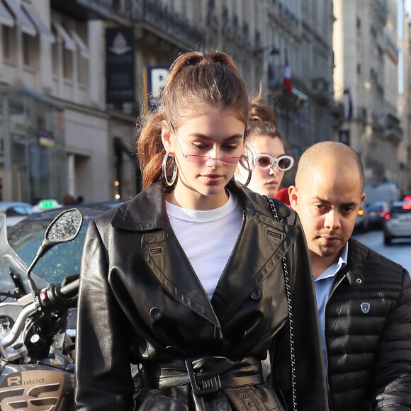 Kaia Gerber arrive au restaurant l'Avenue avec une amie à Paris le 19 janvier 2018.