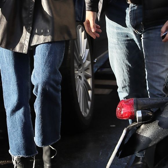 Kaia Gerber arrive au restaurant l'Avenue avec une amie à Paris le 19 janvier 2018.
