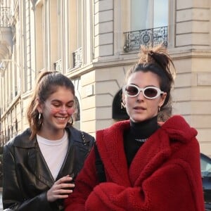Kaia Gerber arrive au restaurant l'Avenue avec une amie à Paris le 19 janvier 2018.