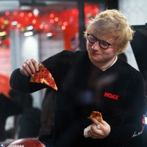 Ed Sheeran a été aperçu en train de manger une part de pizza dans les studios de l'émission 'The Today Show' à New York, le 10 décembre 2017.