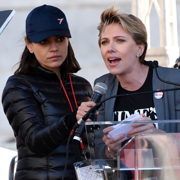 Mila Kunis et Scarlett Johansson - Les célébrités lors des manifestations géantes aux États-Unis pour la 2e "Marche des femmes" à Los Angeles le 20 janvier 2018.