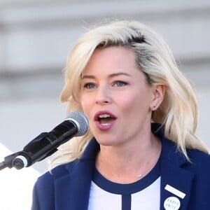 Elizabeth Banks - Les célébrités lors des manifestations géantes aux États-Unis pour la 2e "Marche des femmes" à Los Angeles le 20 janvier 2018.