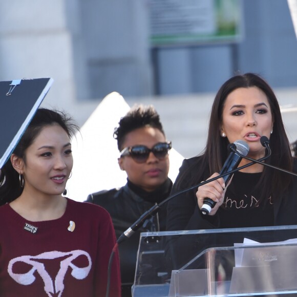 Eva Longoria (enceinte) et Constance Wu - Les célébrités lors des manifestations géantes aux États-Unis pour la 2e "Marche des femmes" à Los Angeles le 20 janvier 2018.