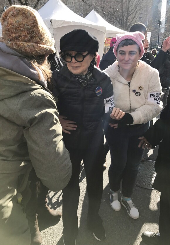 Yoko Ono lors des manifestations géantes aux États-Unis pour la 2e "Marche des femmes" à New York le 20 janvier 2018.