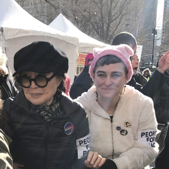 Yoko Ono lors des manifestations géantes aux États-Unis pour la 2e "Marche des femmes" à New York le 20 janvier 2018.