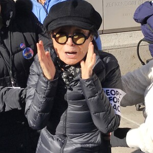 Yoko Ono lors des manifestations géantes aux États-Unis pour la 2e "Marche des femmes" à New York le 20 janvier 2018.