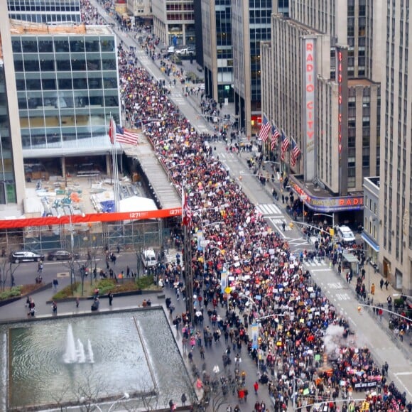 Manifestations géantes aux États-Unis sur la 6ème avenue pour la 2e "Marche des femmes" anti-Trump à l'occasion du premier anniversaire de son investiture à New York le 20 janvier 2018.