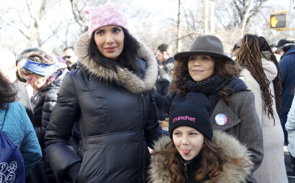 Padma Lakshmi avec sa fille Krishna et Rosie Perez - Les célébrités lors des manifestations géantes aux États-Unis pour la 2e "Marche des femmes" à New York le 20 janvier 2018.