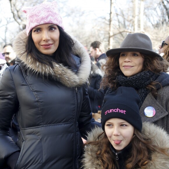 Padma Lakshmi avec sa fille Krishna et Rosie Perez - Les célébrités lors des manifestations géantes aux États-Unis pour la 2e "Marche des femmes" à New York le 20 janvier 2018.