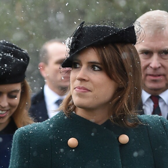 La princesse Eugenie d'York avec sa soeur la princesse Beatrice et son père le prince Andrew le 21 janvier 2018 à la messe à l'église St Lawrence à Castle Rising dans le Norfolk. La princesse Eugenie et son compagnon Jack Brooksbank se sont fiancés en janvier 2018 au Nicaragua et leur mariage sera célébré à Windsor à l'automne 2018, a révélé Buckingham Palace le 22 janvier 2018.