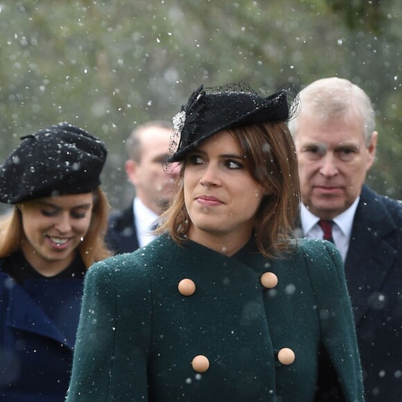 La princesse Eugenie d'York avec sa soeur la princesse Beatrice et son père le prince Andrew le 21 janvier 2018 à la messe à l'église St Lawrence à Castle Rising dans le Norfolk. La princesse Eugenie et son compagnon Jack Brooksbank se sont fiancés en janvier 2018 au Nicaragua et leur mariage sera célébré à Windsor à l'automne 2018, a révélé Buckingham Palace le 22 janvier 2018.