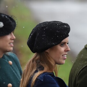 La princesse Eugenie d'York avec sa soeur la princesse Beatrice et son père le prince Andrew le 21 janvier 2018 à la messe à l'église St Lawrence à Castle Rising dans le Norfolk. La princesse Eugenie et son compagnon Jack Brooksbank se sont fiancés en janvier 2018 au Nicaragua et leur mariage sera célébré à Windsor à l'automne 2018, a révélé Buckingham Palace le 22 janvier 2018.