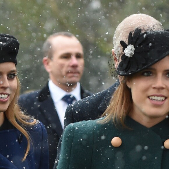 La princesse Eugenie d'York avec sa soeur la princesse Beatrice et son père le prince Andrew le 21 janvier 2018 à la messe à l'église St Lawrence à Castle Rising dans le Norfolk. La princesse Eugenie et son compagnon Jack Brooksbank se sont fiancés en janvier 2018 au Nicaragua et leur mariage sera célébré à Windsor à l'automne 2018, a révélé Buckingham Palace le 22 janvier 2018.