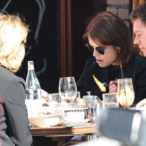 La princesse Eugenie d'York déjeune en terrasse avec son compagnon Jack Brooksbank et des amis à New York le 29 octobre 2017.