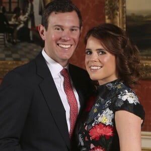 La princesse Eugenie d'York et son fiancé Jack Brooksbank ont posé pour des portraits officiels au palais de Buckingham à Londres le 22 janvier 2018 juste après l'annonce de leurs fiançailles. La fille du prince Andrew et de Sarah Ferguson porte une robe Erdem et arbore une bague de fiançailles sertie d'un saphir padparadscha entouré de diamants. Le mariage aura lieu à l'automne 2018 à Windsor.