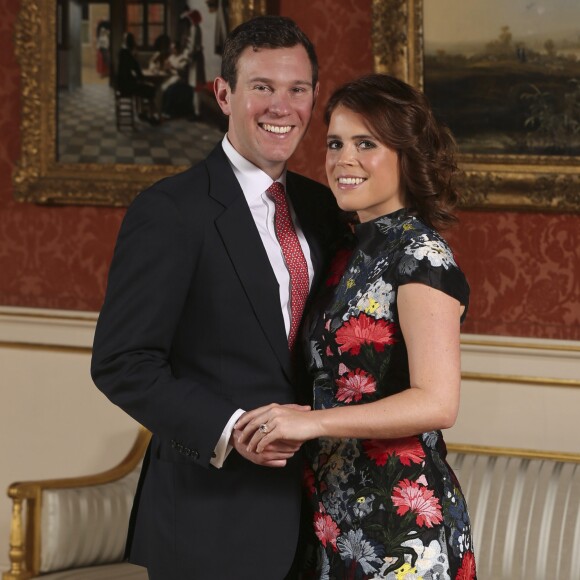 La princesse Eugenie d'York et son fiancé Jack Brooksbank ont posé pour des portraits officiels au palais de Buckingham à Londres le 22 janvier 2018 juste après l'annonce de leurs fiançailles. La fille du prince Andrew et de Sarah Ferguson porte une robe Erdem et arbore une bague de fiançailles sertie d'un saphir padparadscha entouré de diamants. Le mariage aura lieu à l'automne 2018 à Windsor.