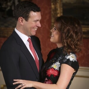 La princesse Eugenie d'York et son fiancé Jack Brooksbank ont posé pour des portraits officiels au palais de Buckingham à Londres le 22 janvier 2018 juste après l'annonce de leurs fiançailles. La fille du prince Andrew et de Sarah Ferguson porte une robe Erdem et arbore une bague de fiançailles sertie d'un saphir padparadscha entouré de diamants. Le mariage aura lieu à l'automne 2018 à Windsor.