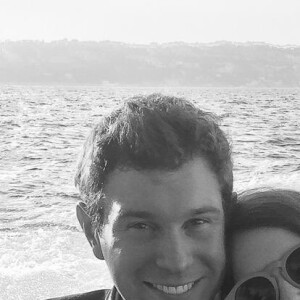 Sarah Ferguson, duchesse d'York, a partagé sur Twitter cette photo de sa fille la princesse Eugenie d'York et de son compagnon Jack Brooksbank le 22 janvier 2018 suite à l'annonce de leurs fiançailles. Le mariage aura lieu à Windsor à l'automne 2018.