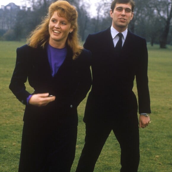 Le prince Andrew, duc d'York, et Sarah Ferguson le 17 mars 1986 au palais de Buckingham lors de l'annonce de leurs fiançailles. © Photo by LFI/Photoshot/ABACAPRESS.COM