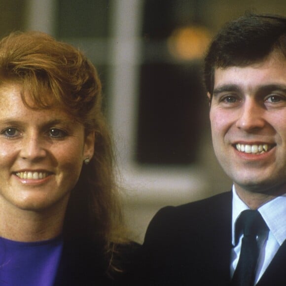 Le prince Andrew, duc d'York, et Sarah Ferguson le 17 mars 1986 au palais de Buckingham lors de l'annonce de leurs fiançailles. © Photo by LFI/Photoshot/ABACAPRESS.COM