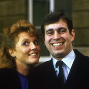 Le prince Andrew, duc d'York, et Sarah Ferguson le 17 mars 1986 au palais de Buckingham lors de l'annonce de leurs fiançailles. © Photo by LFI/Photoshot/ABACAPRESS.COM