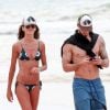 Exclusif -  Izabel Goulart et son compagnon Kevin Trapp, très amoureux, profitent de la plage lors de leurs vacances de Noël au Brésil. Le 29 décembre 2017