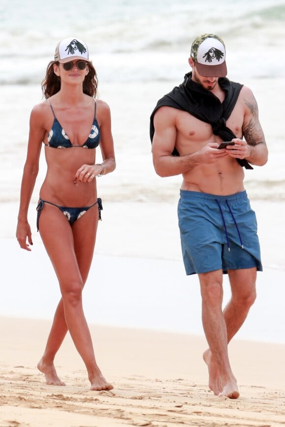 Exclusif -  Izabel Goulart et son compagnon Kevin Trapp, très amoureux, profitent de la plage lors de leurs vacances de Noël au Brésil. Le 29 décembre 2017