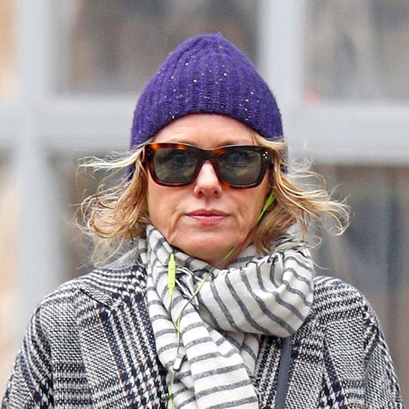 Exclusif - Naomi Watts se balade, seule, dans la rue à New York le 11 janvier 2018.