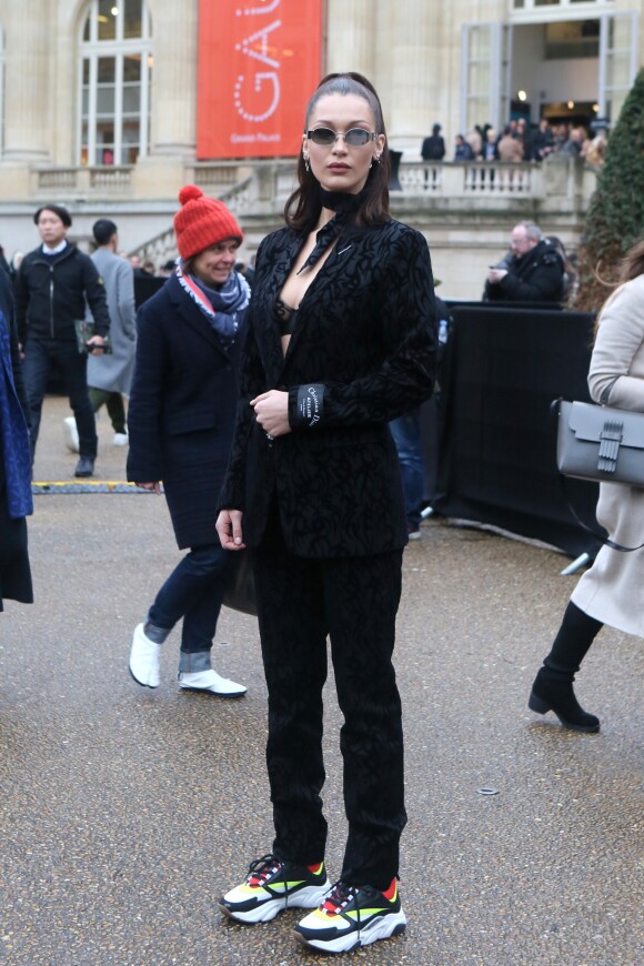 Bella Hadid porte un costume et des baskets Dior Homme à Paris, le 20 janvier 2018. © CVS / Veeren / Bestimage