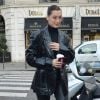 Bella Hadid quitte l'hôtel Royal Monceau à Paris, toute de noir vêtue avec une banane et des sandales Prada, un body à col roulé Wolford et un pantalon en cuir La Marque. Le 24 janvier 2017.
