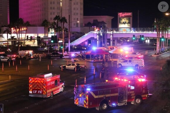 Un cadavre gît sur le sol après la tuerie de Las Vegas le 1er octobre 2017. Le tireur, Stephen Paddock s'est tué dans la chambre d’hôtel d’où il a tiré et abattu 50 personnes dans un festival à Las Vegas. L’Etat Islamique a revendiqué la tuerie  Las Vegas, NV - America is reeling from the worst mass shooting in its history after at least 50 people were killed and more than 406 wounded at a country music festival in Las Vegas on Sunday night. The shooting broke out on the final night of the three-day Route 91 Harvest festival, a sold-out event attended by 22,000 and featuring top acts such as Eric Church, Sam Hunt and Jason Aldean. Police say the shooter was 64-year-old Stephen Craig Paddock, a resident of nearby Mesquite, Nevada, unloaded thousands of rounds on the festival taking place at Las Vegas Village from a room across the street in the Mandalay Bay Hotel at 10:08pm.01/10/2017 - Las Vegas