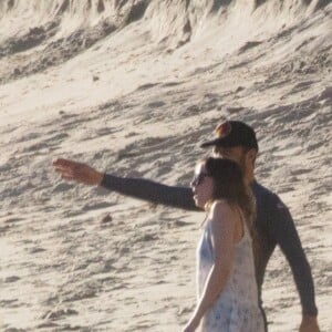 Exclusif - Le chanteur de Coldplay Chris Martin et sa nouvelle compagne Dakota Johnson se promènent très amoureux sur la plage de Malibu le 14 janvier 2018