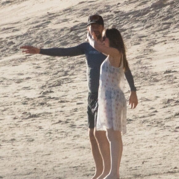 Exclusif - Le chanteur de Coldplay Chris Martin et sa nouvelle compagne Dakota Johnson se promènent très amoureux sur la plage de Malibu le 14 janvier 2018